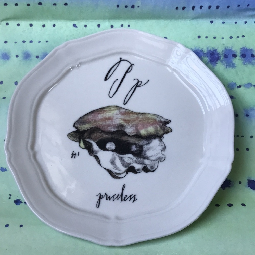 🦪Anthropologie Linea Carta Calligrapher Diva Pyari P Plate Priceless Pearl - Picture 3 of 16